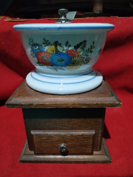 Rasnita de cafea franceza din portelan si lemn