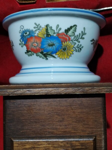 Rasnita de cafea franceza din portelan si lemn