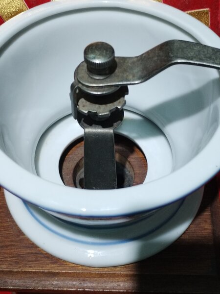 Rasnita de cafea franceza din portelan si lemn