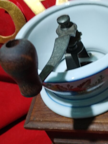 Rasnita de cafea franceza din portelan si lemn